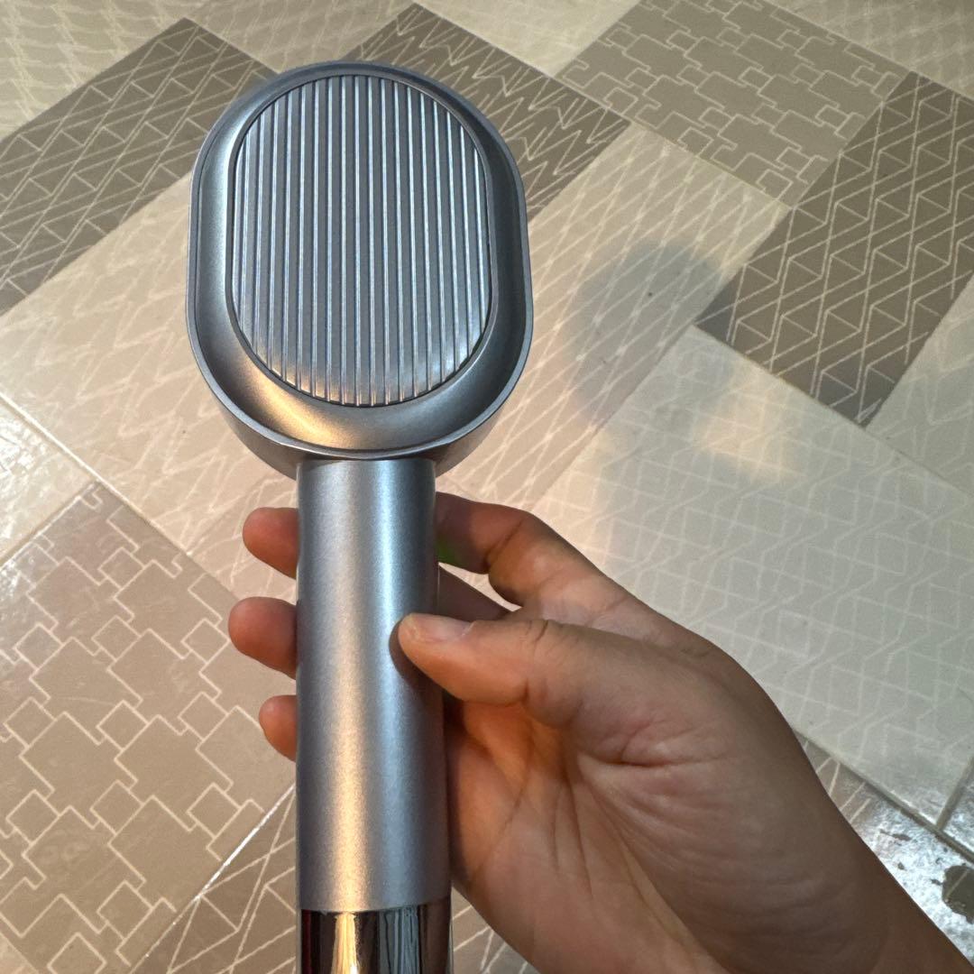 LEDスカルプブラシ エルゴノミックデザイン