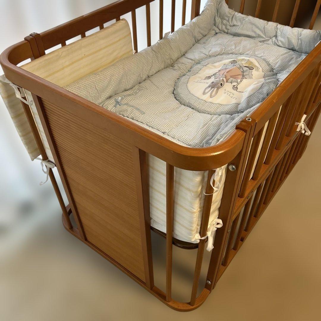 ベビーベッド組立式 マット、キルトパッド、掛布団とカバー、枕、ベビーガード付き