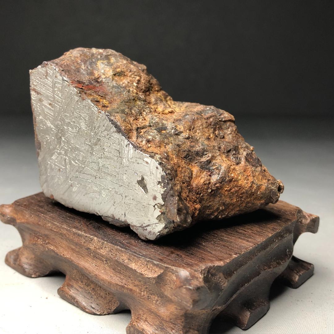 アルタイ隕石 鉄隕石　外皮付き隕石　ナチュラル　原石　重さ約695ｇ