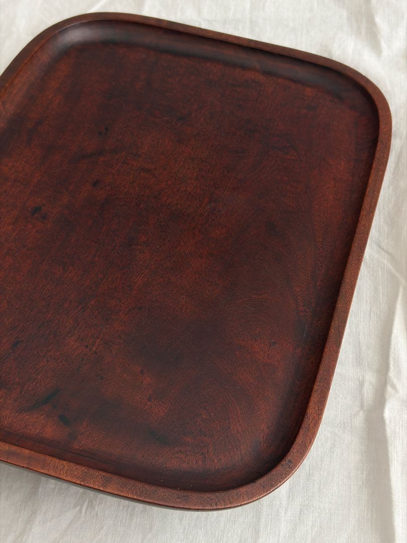 いい木味の木地盆 木製 角盆 膳 お盆 無垢材 桜文様彫刻 古道具 古民具 酒器