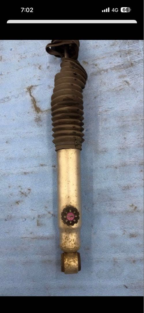 ハイエース200系　ショックアブソーバー　エムテクノ