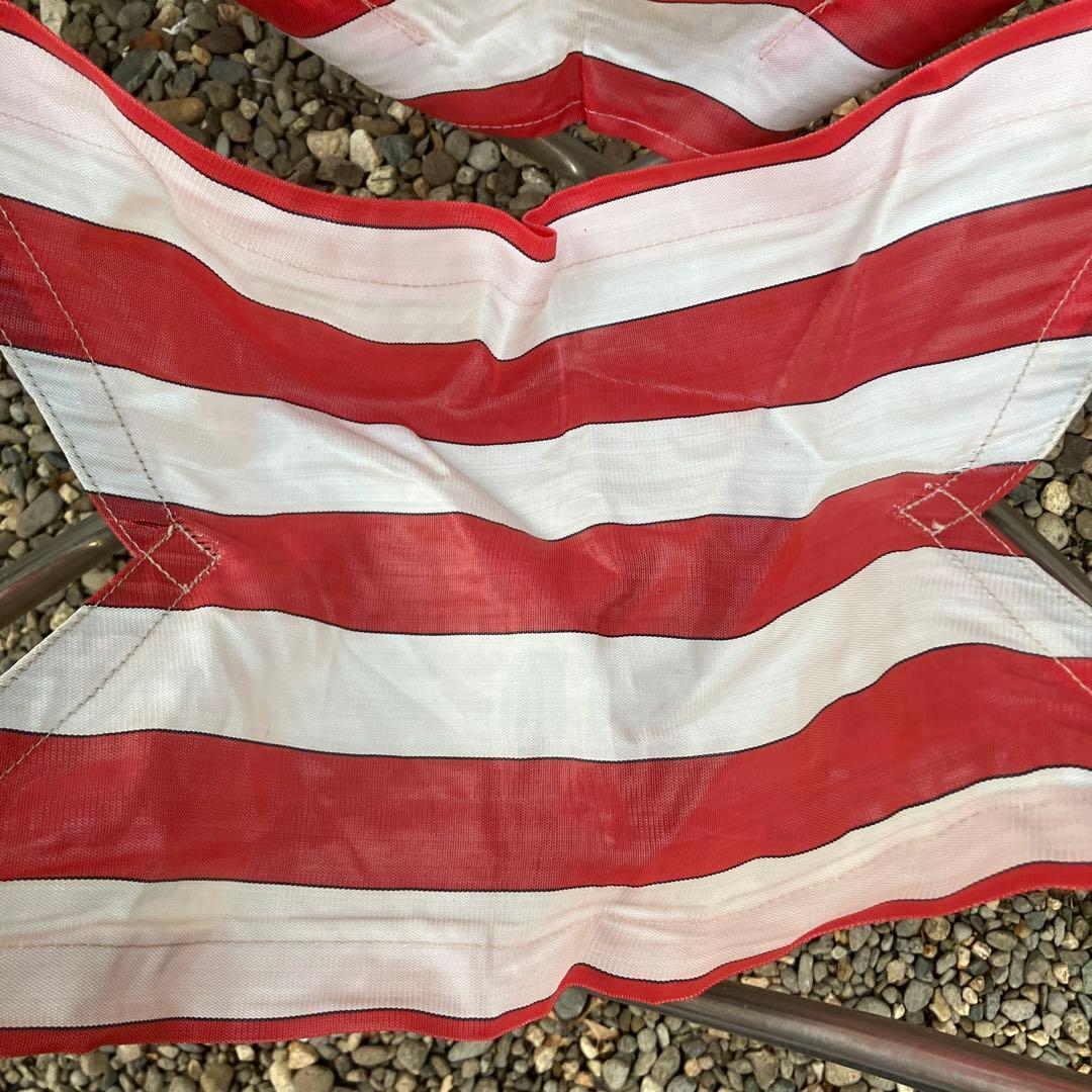 赤と白、青と白のガタパウトチェアセット