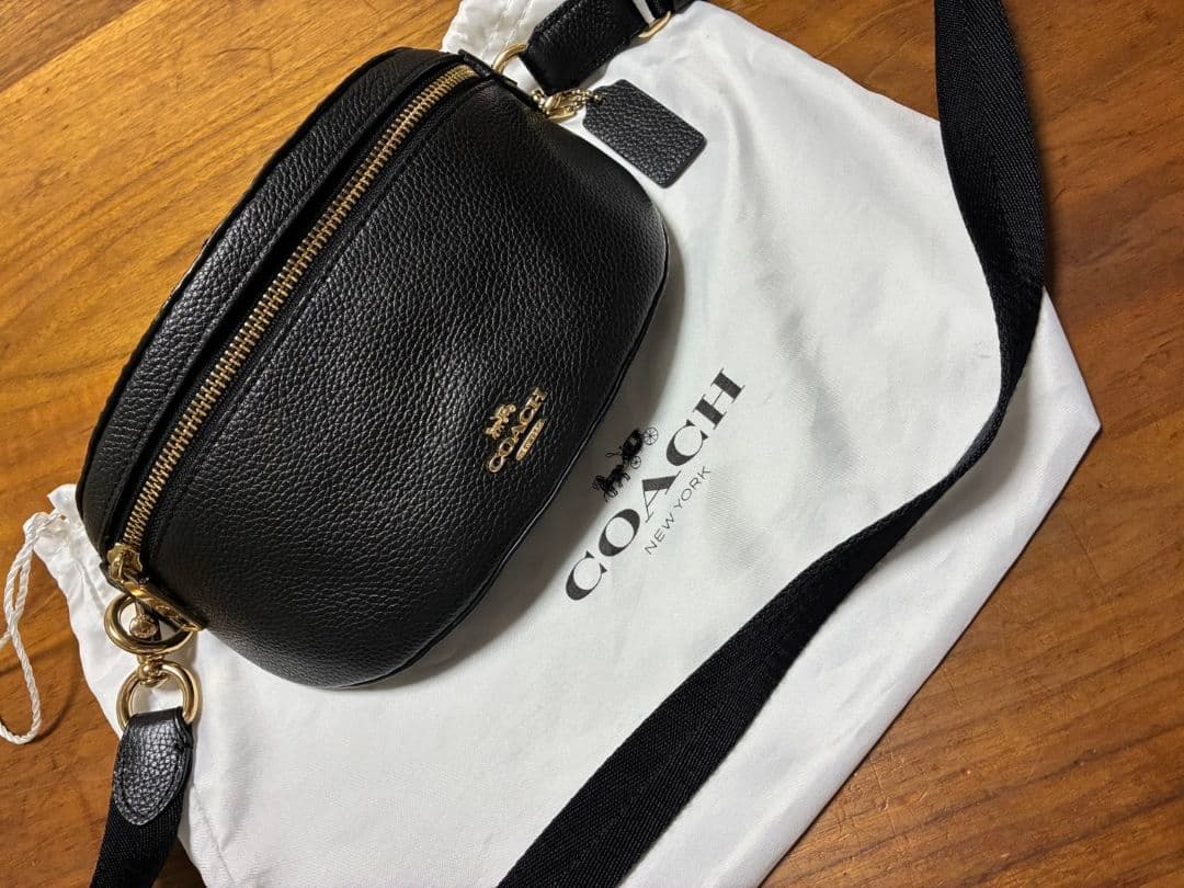 COACH ブラックレザーボディバッグ