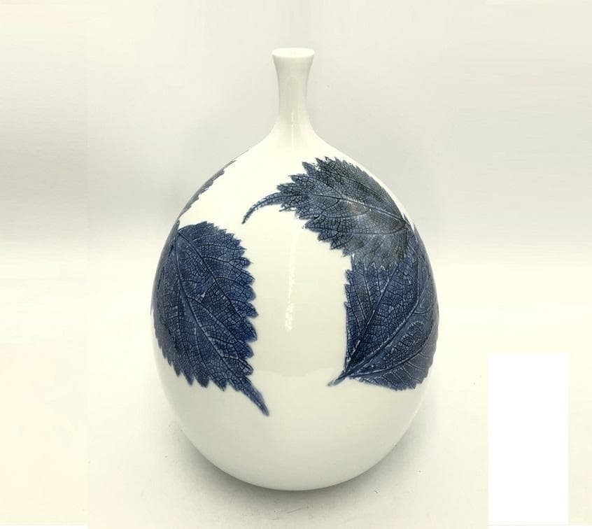 【 藤井朱明 作 白磁花瓶 】　29ｃｍ　浮彫　木の葉技法　有田焼