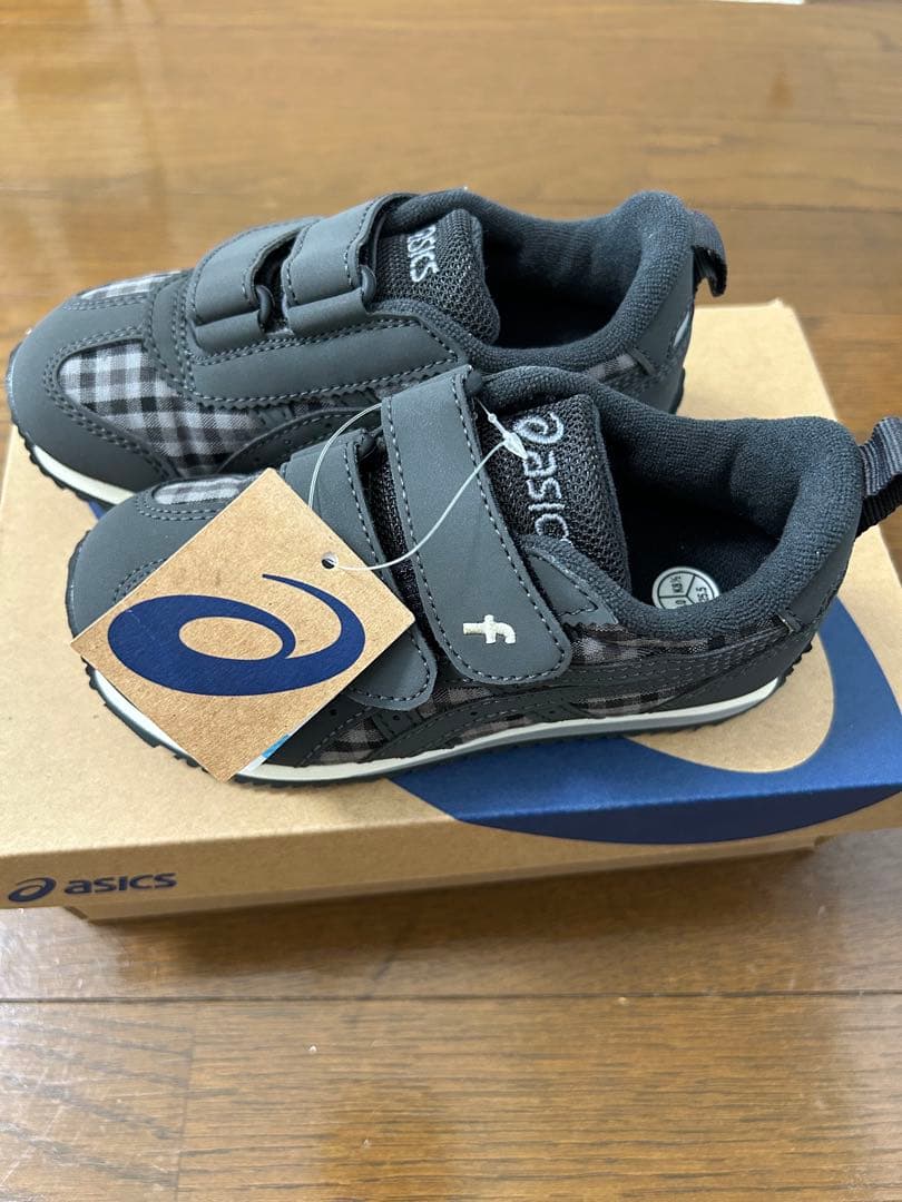 ファミリア　アシックススニーカー 16センチ