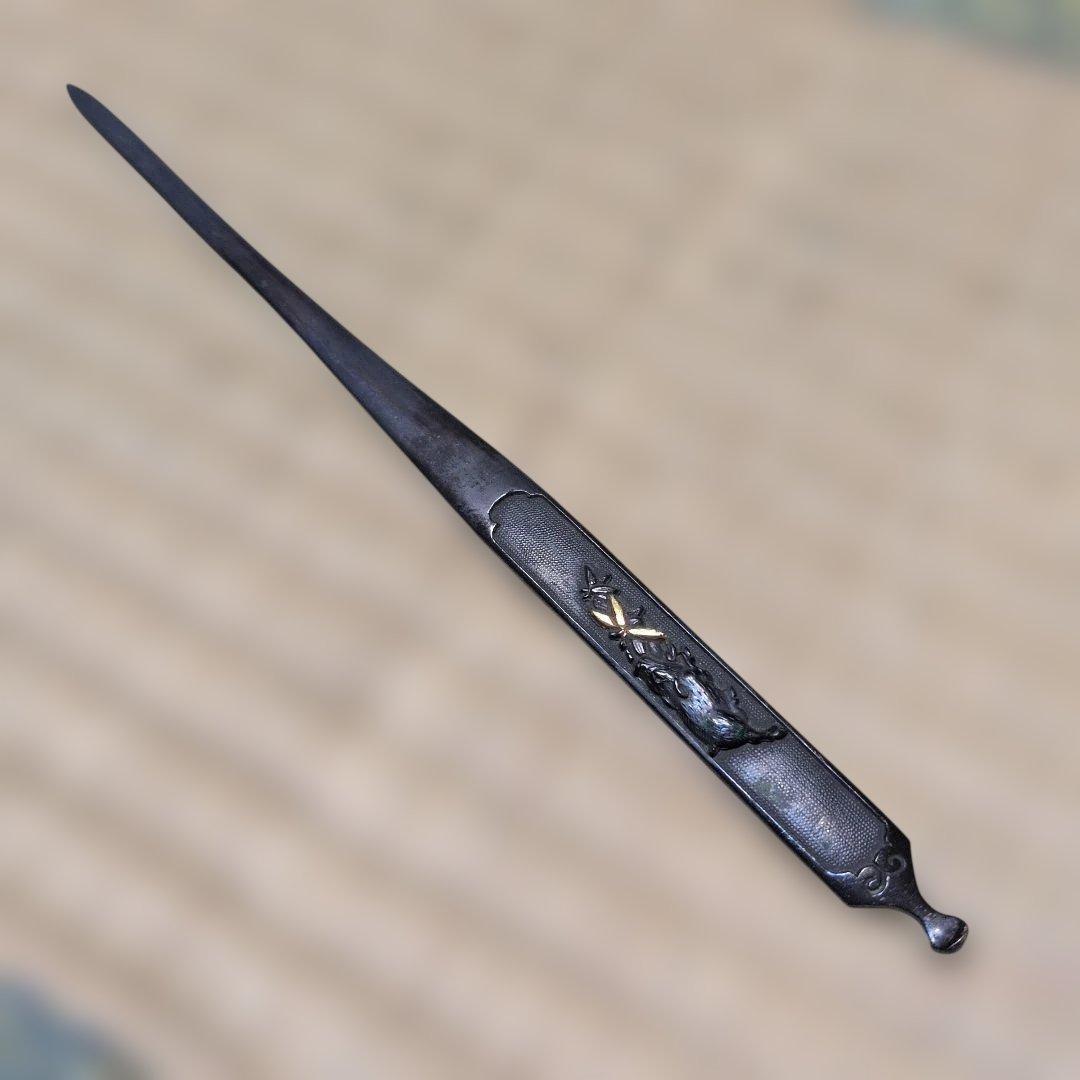 笄(こうがい)　猪に花の図