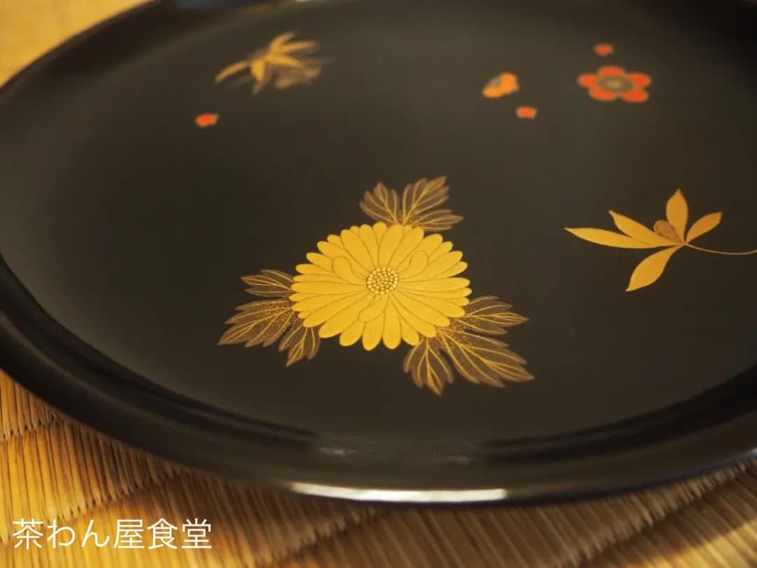 表千家久田宗也12代尋牛斎御書付  四君子蒔絵黒丸盆　3代表阿弥造