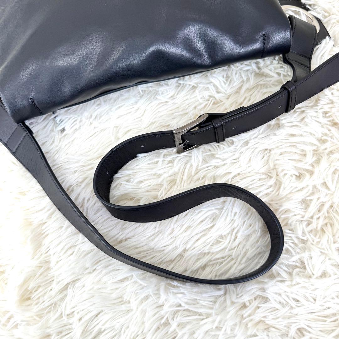 美品 kawa-kawaカワカワ ハトメ ボディバッグ ショルダー レザー 黒