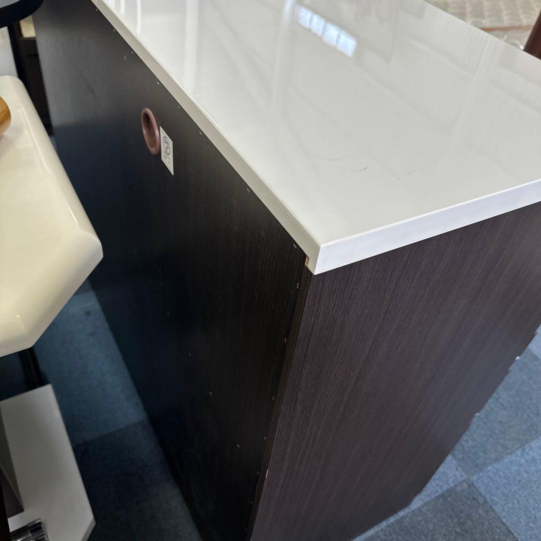 黒と白のキャビネット 収納付き