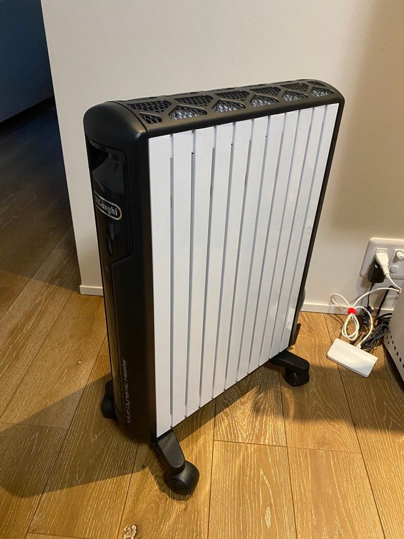 デロンギ　マルチダイナミックヒーター　ホワイト/ブラック 温度調節機能付き