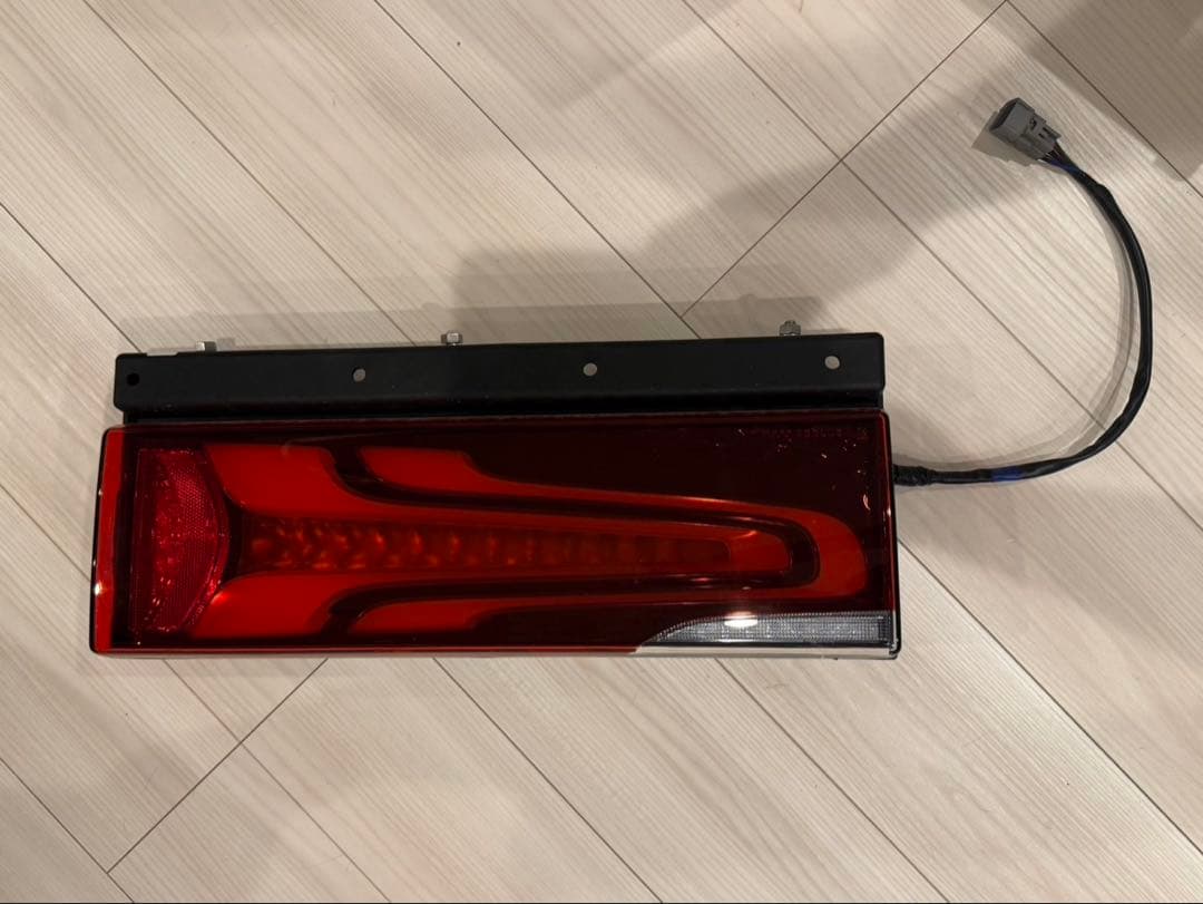 大型トラック　純正テール