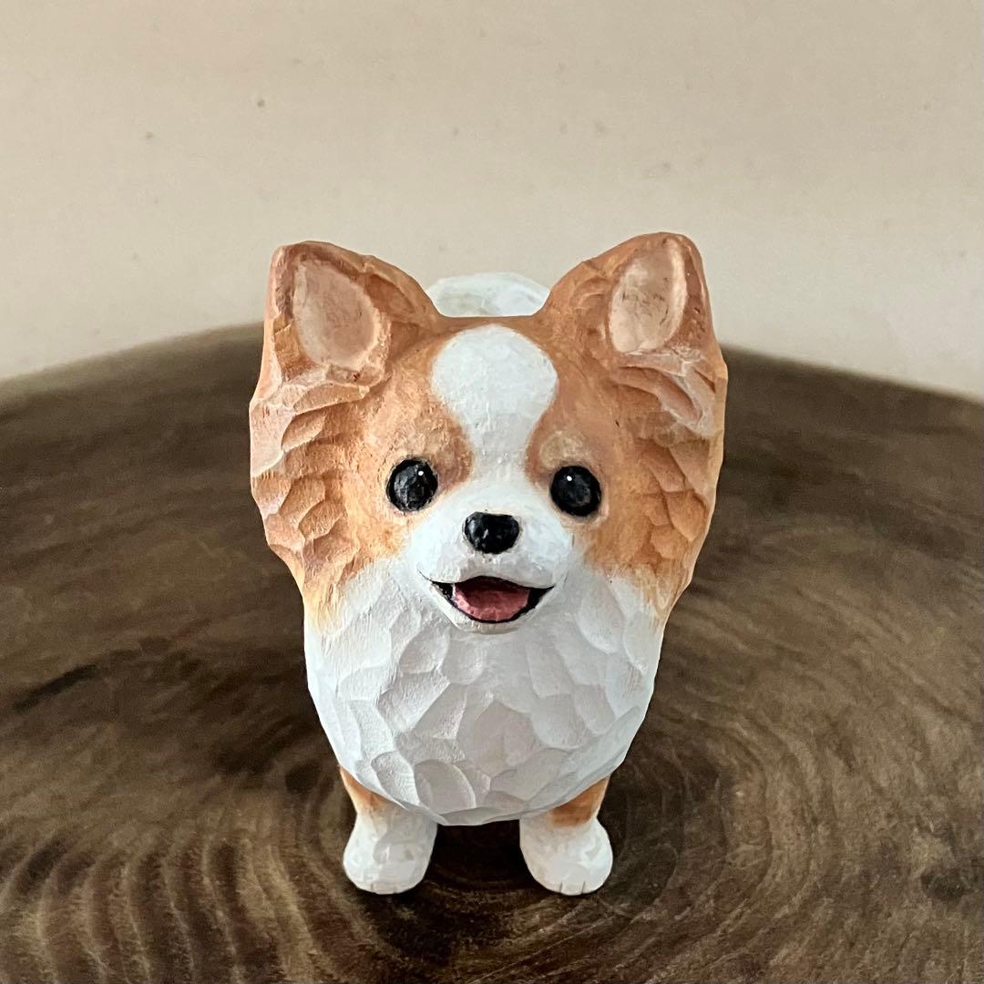 木彫りのチワワ(ホワイト&レッド)