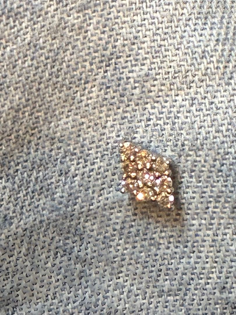 キャッチ付きに変更　K18WGダイヤモンド9粒　菱形ピアス　ひし型　片方だけ