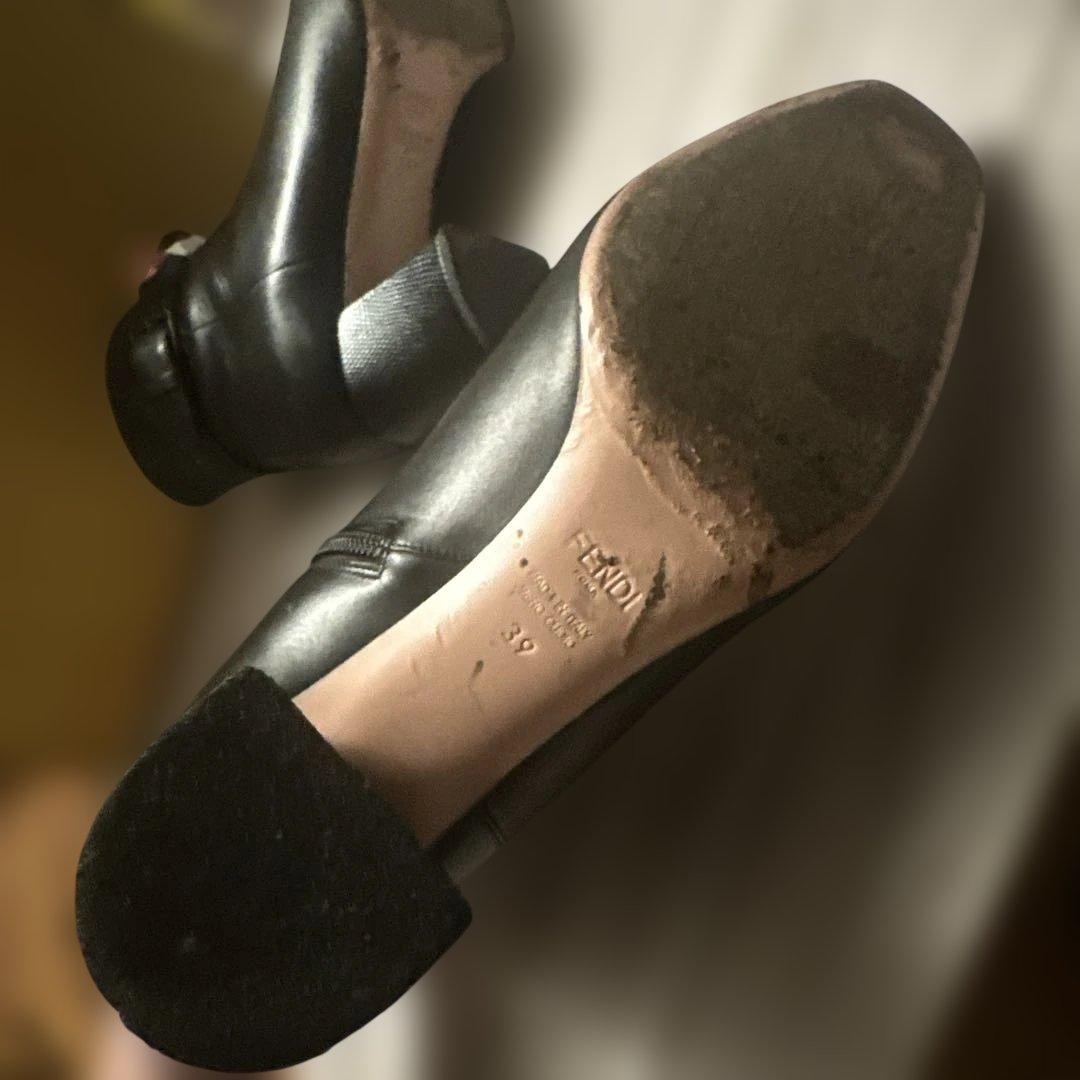 FENDI ブラックレザーショートブーツ　 スタッズ付き