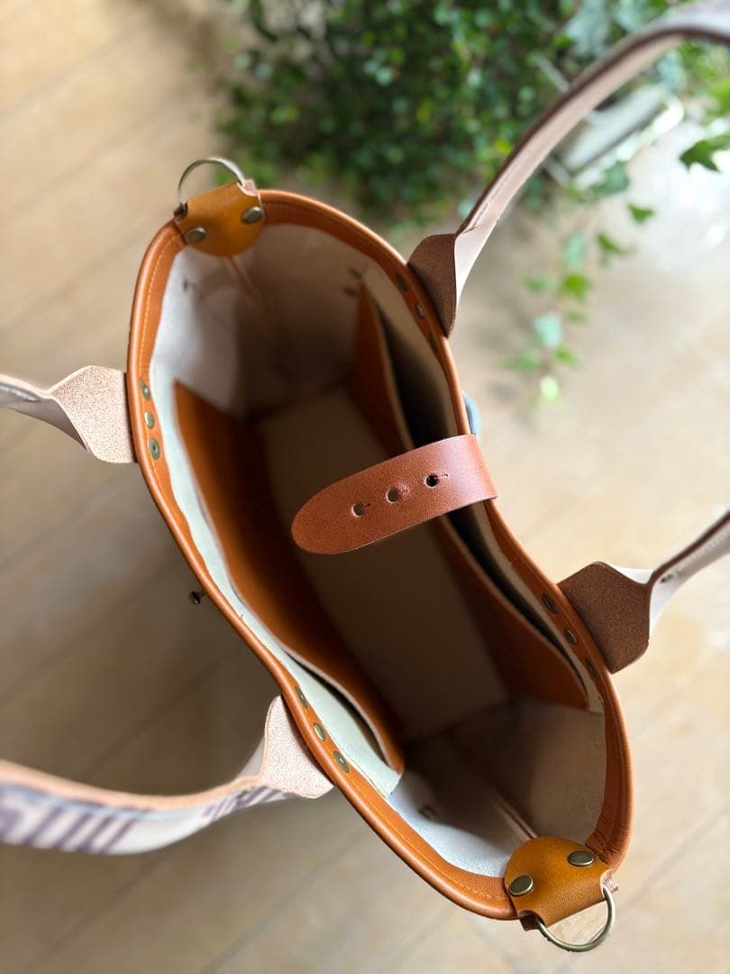 牛革キャメル、デニムポケットのトートバッグ