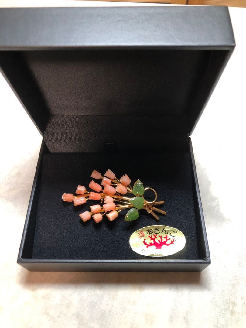 珊瑚　本さんご　ブローチ 珊瑚 花 彫刻 翡翠 葉 彫刻 フラワーモチーフ