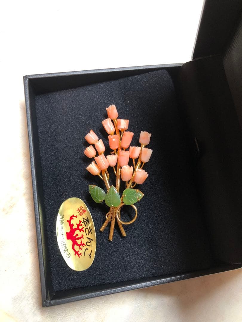 珊瑚　本さんご　ブローチ 珊瑚 花 彫刻 翡翠 葉 彫刻 フラワーモチーフ