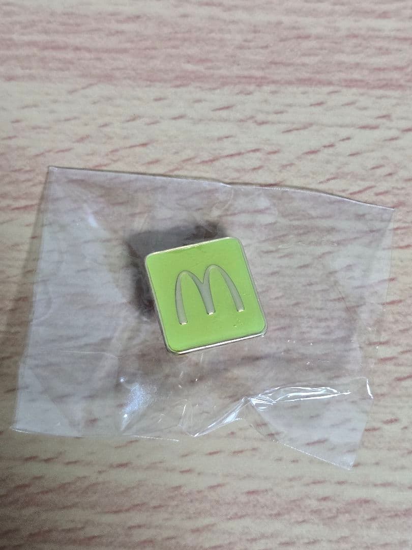 マクドナルド 緑色Mロゴ & WINNERピンバッジ