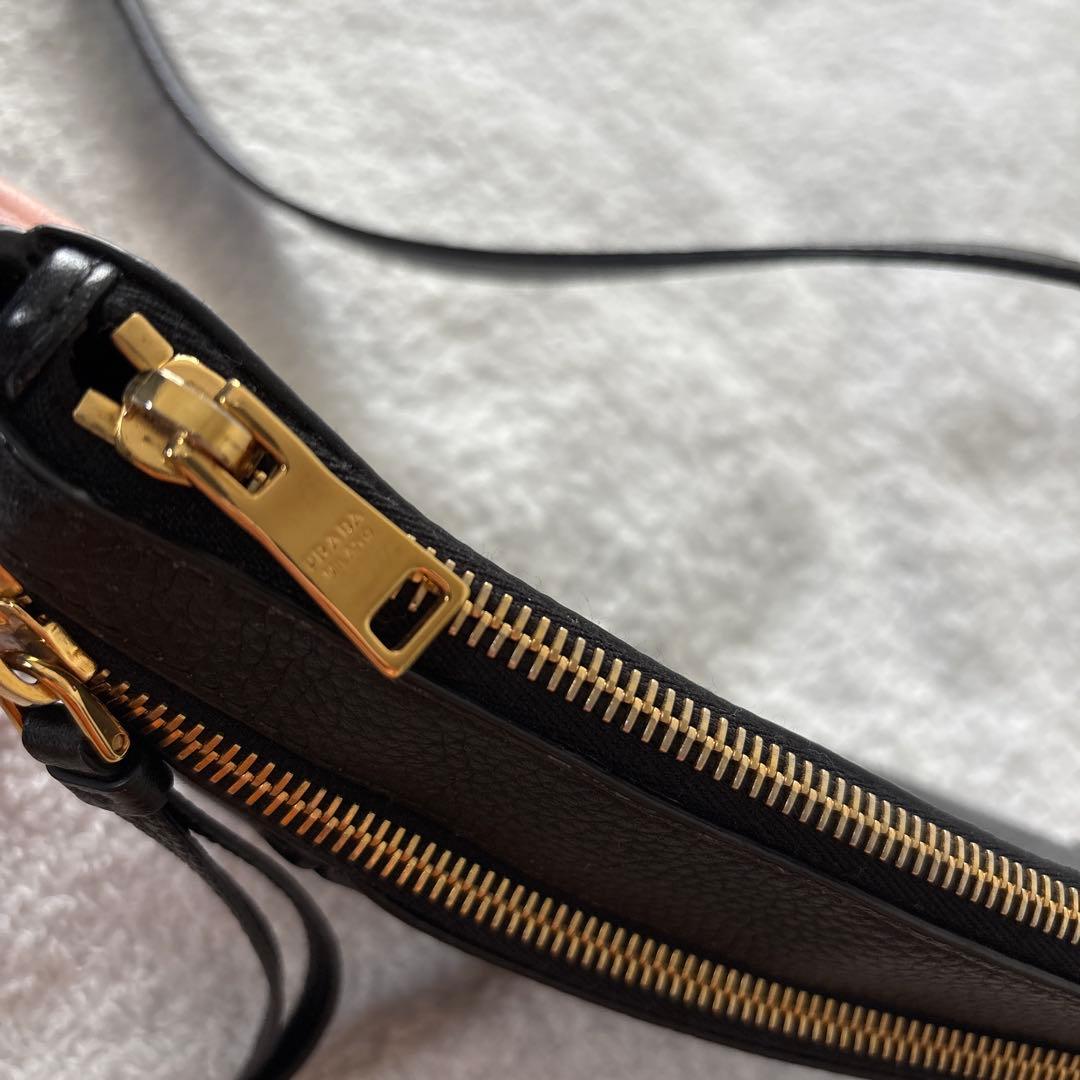 PRADA ブラックレザーボディバッグ