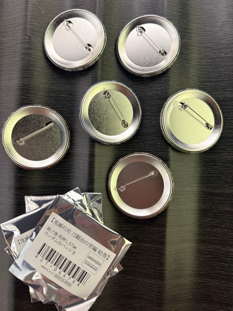 鬼滅の刃　刀鍛冶の里編　絵巻カフェ終ノ巻 箔押しランダム　57mm 缶バッジ　B