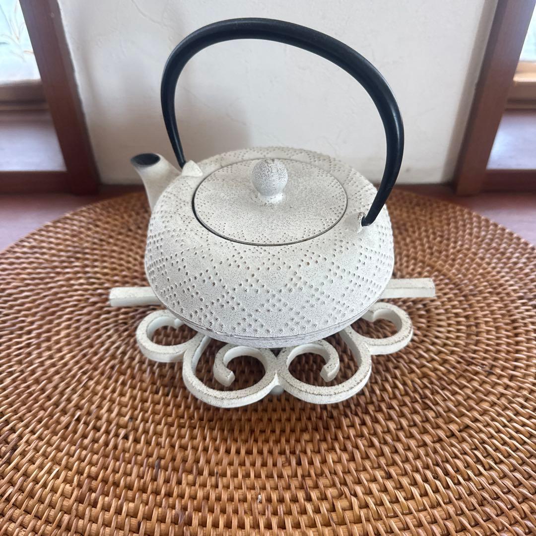 白い鋳鉄製鉄瓶とスタンドアンシャンテジャポン