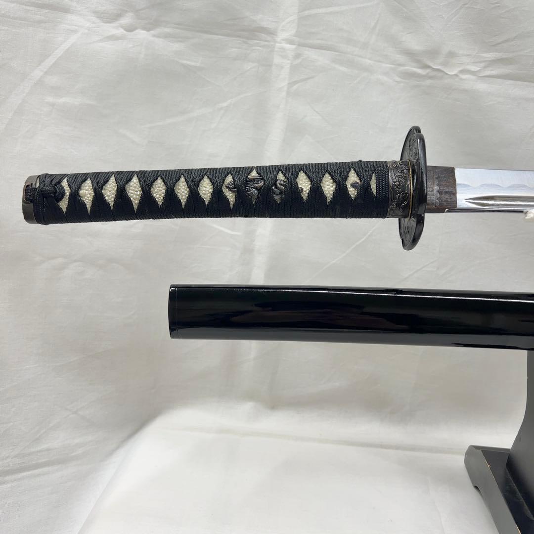 【模造刀】太刀 樋入り 全長99センチ 波 鍔 黒鞘 互の目 刃紋