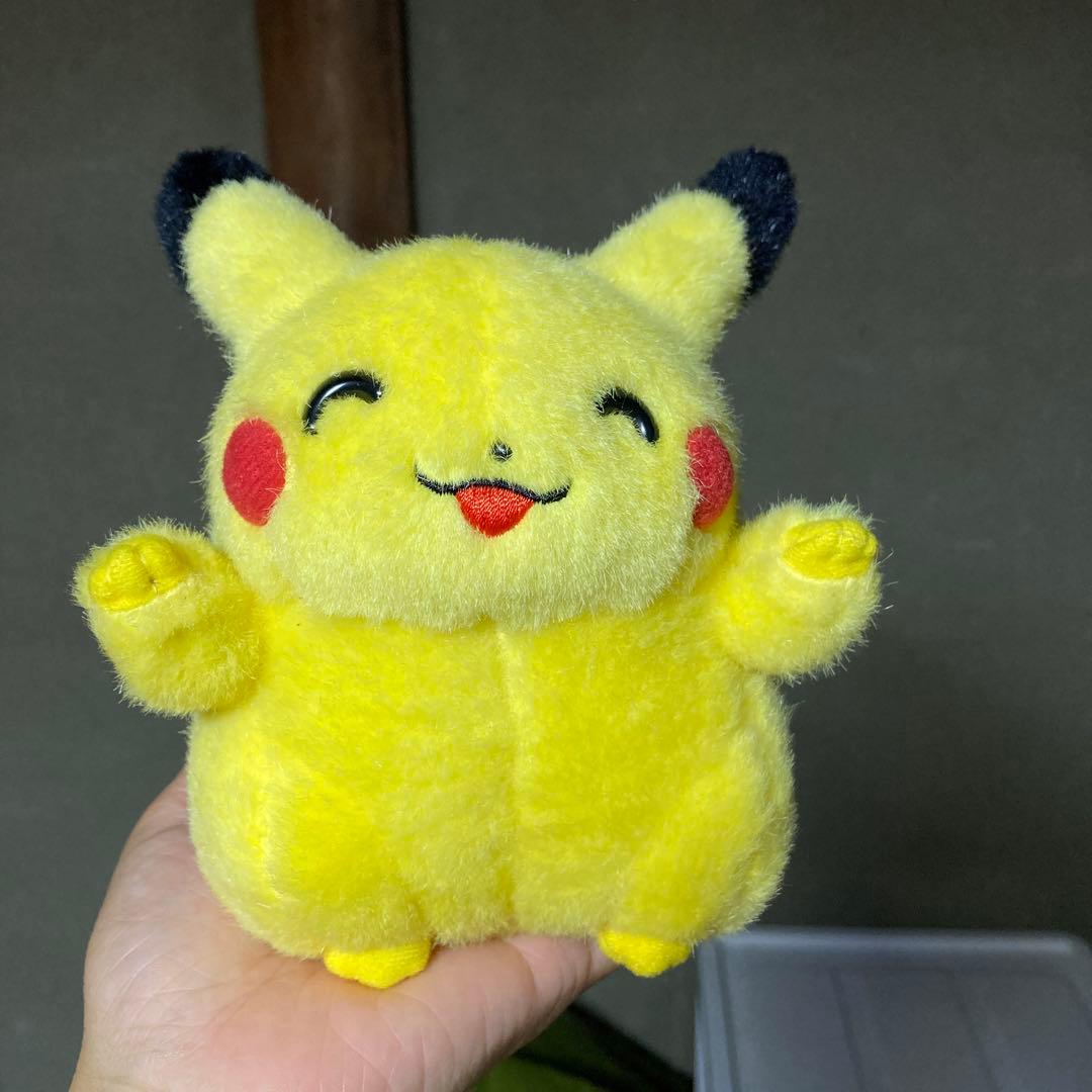 ピカチュウ バンザイ　ぬいぐるみ TOMY