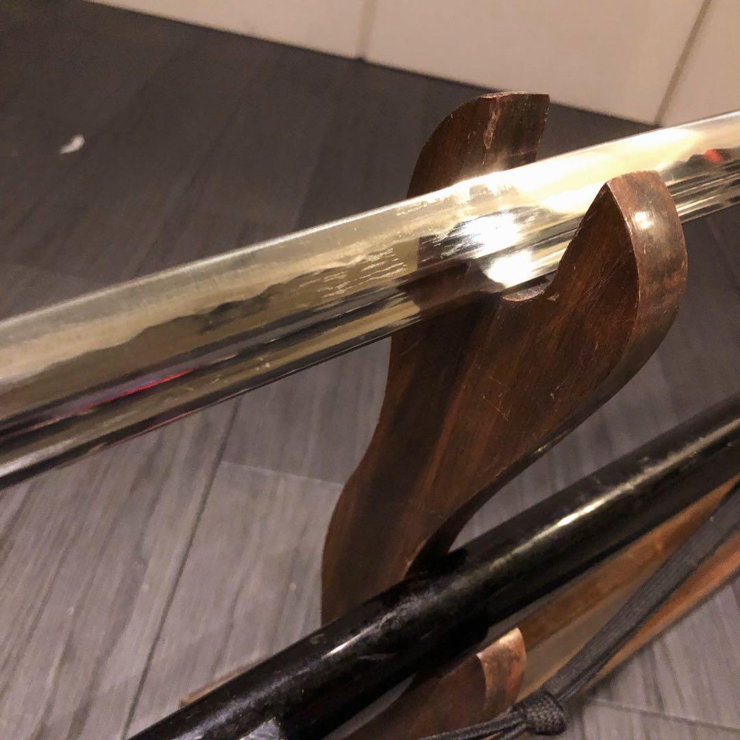 高級模造刀　樋入り刀身　革柄　居合刀　優波紋　黒拵え　太刀