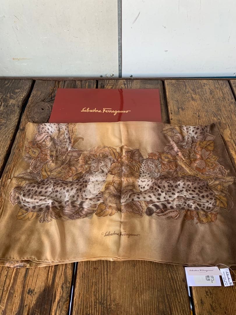 未使用品　サルヴァトーレフェラガモ 豹大判ストールスカーフ　長方形