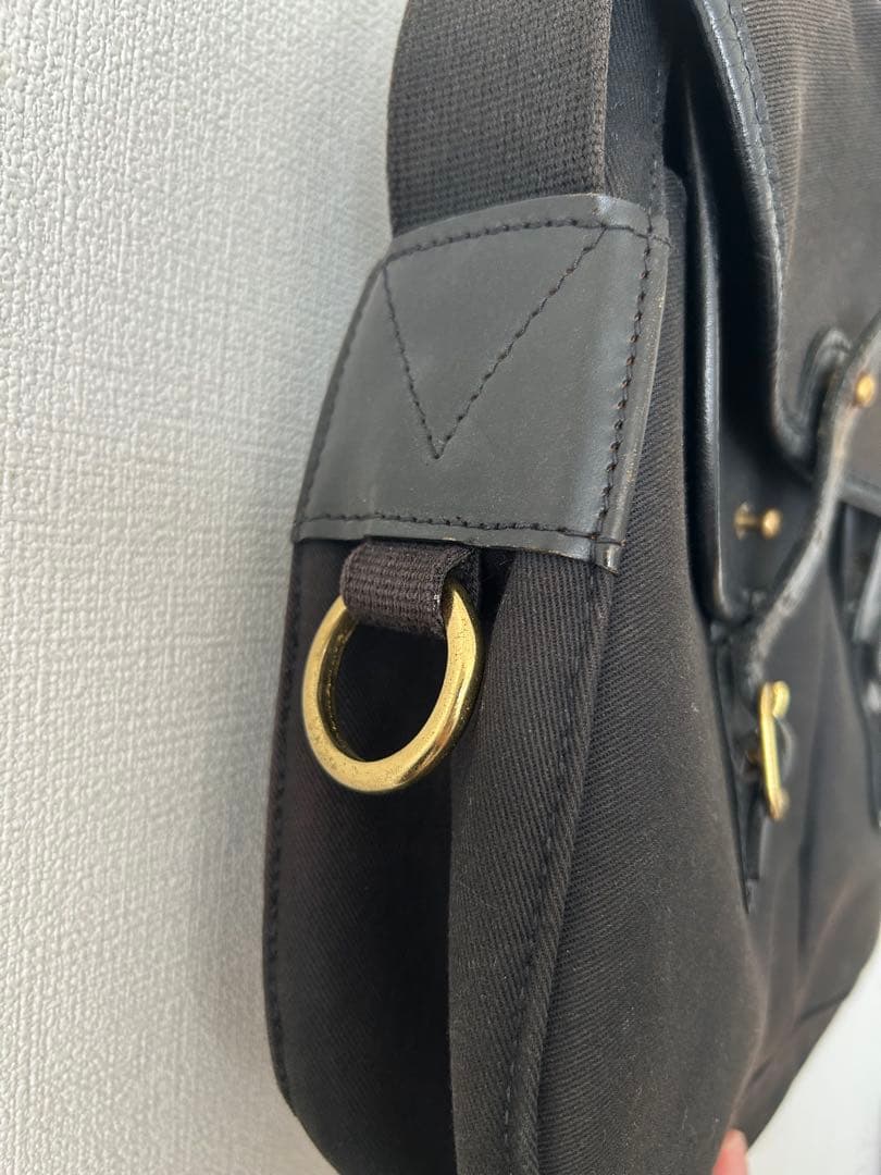 アリエルトラウト ラージ／黒 ショルダーバッグ アリエルトラウト メッセンジャー