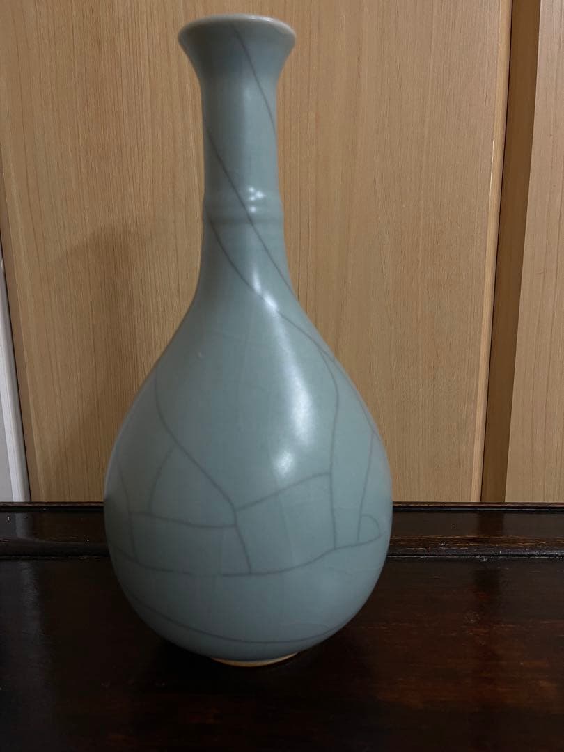 青緑色の陶器製細長い瓶　青磁花瓶　花生　花道具