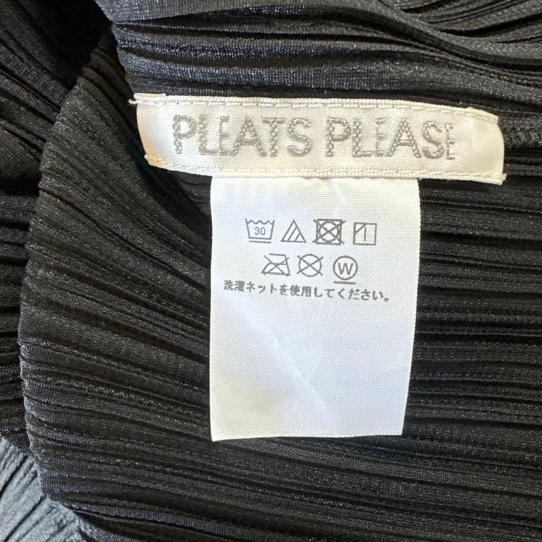 黒いプリーツバルーンスリーブシャツ