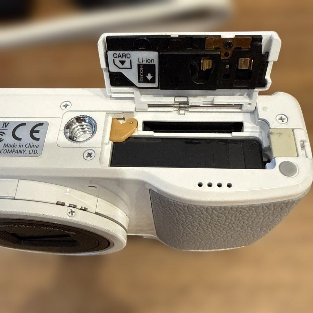 RICOH GR DIGITAL IV ホワイトエディション　デジタルカメラ