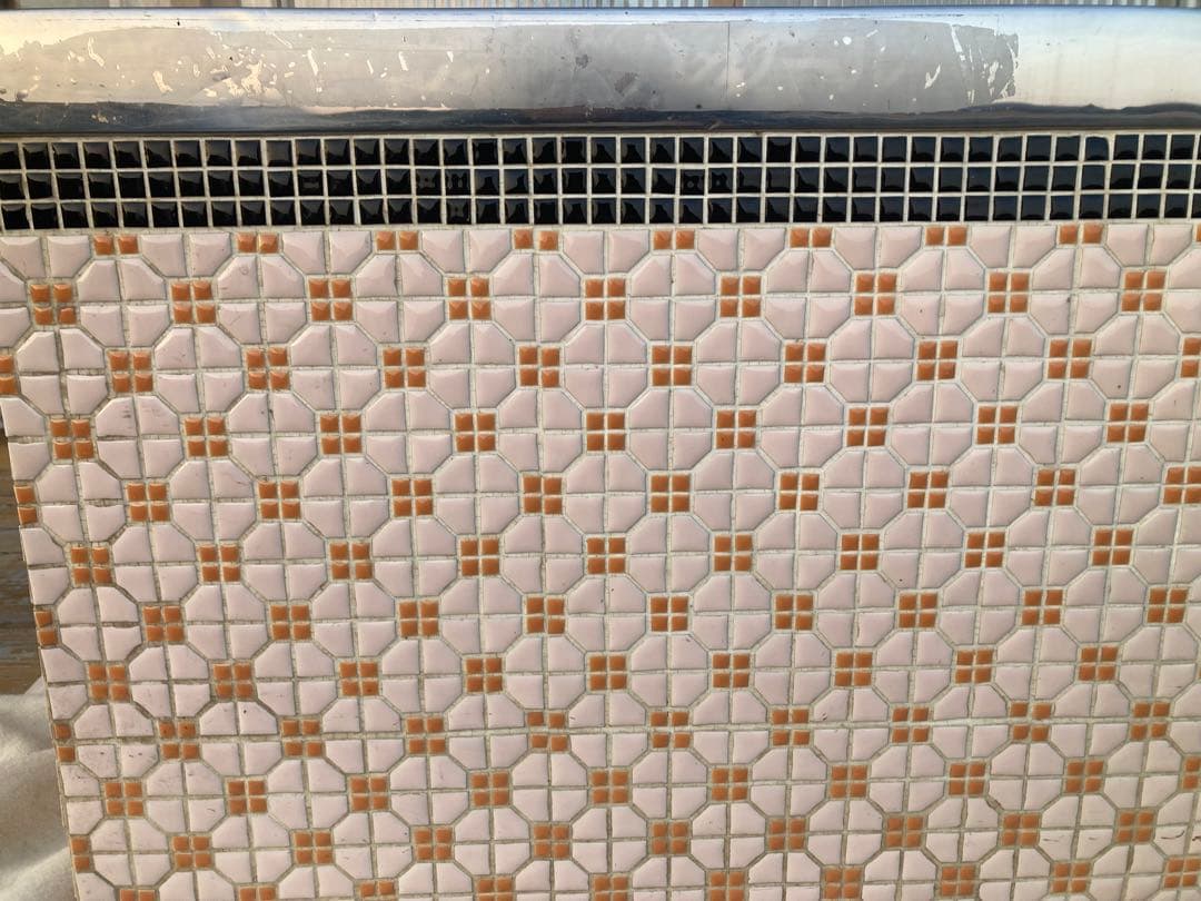 昭和レトロ　たばこ屋ガラスショーケース　タイル貼り、背面ガラス引戸　中棚1段