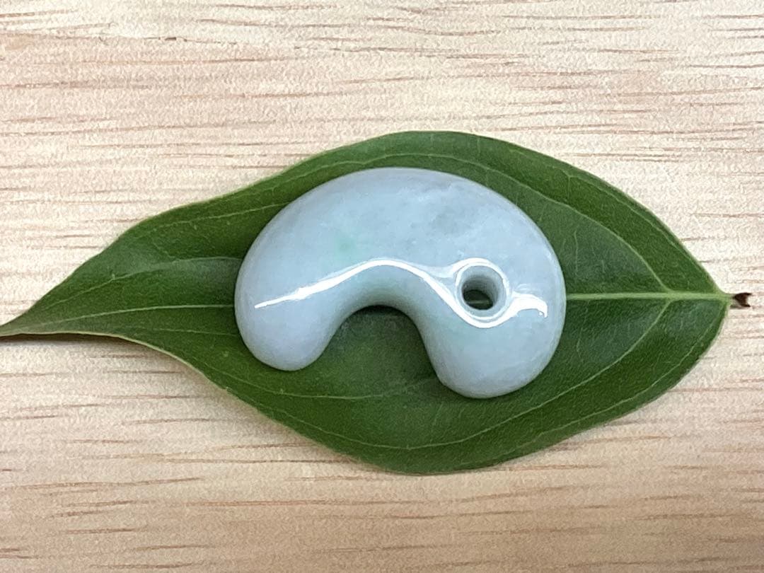 ✳古代からの吉祥幸運の勾玉‼️ 外部鑑別書取得品‼️糸魚川翡翠勾玉　本物をお守りに