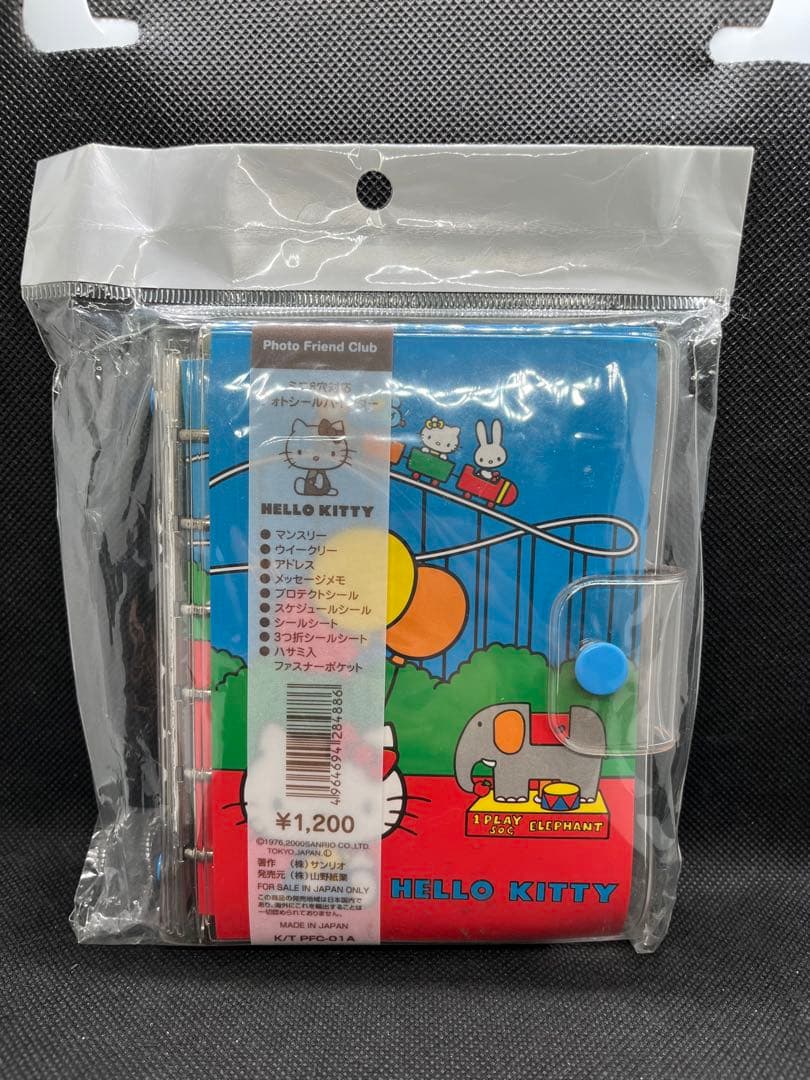 【新品未開封】ハローキティ　6穴対応　フォトシールバインダー
