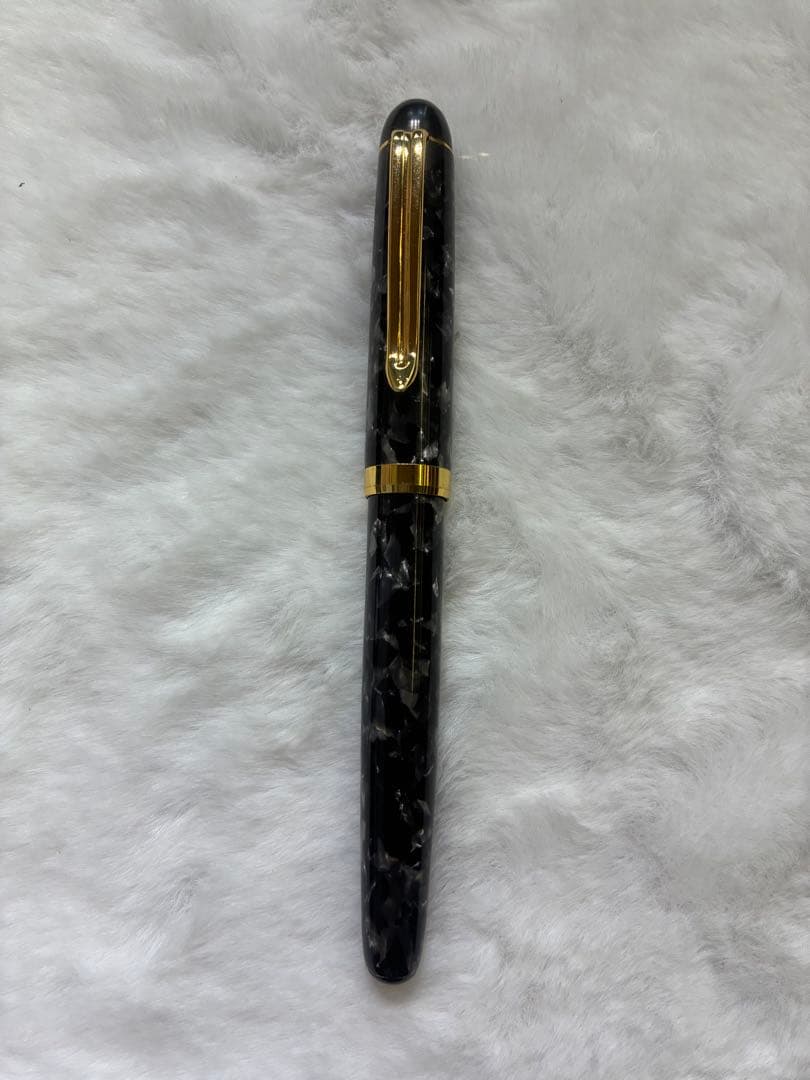 黒と金のマーブル模様 万年筆