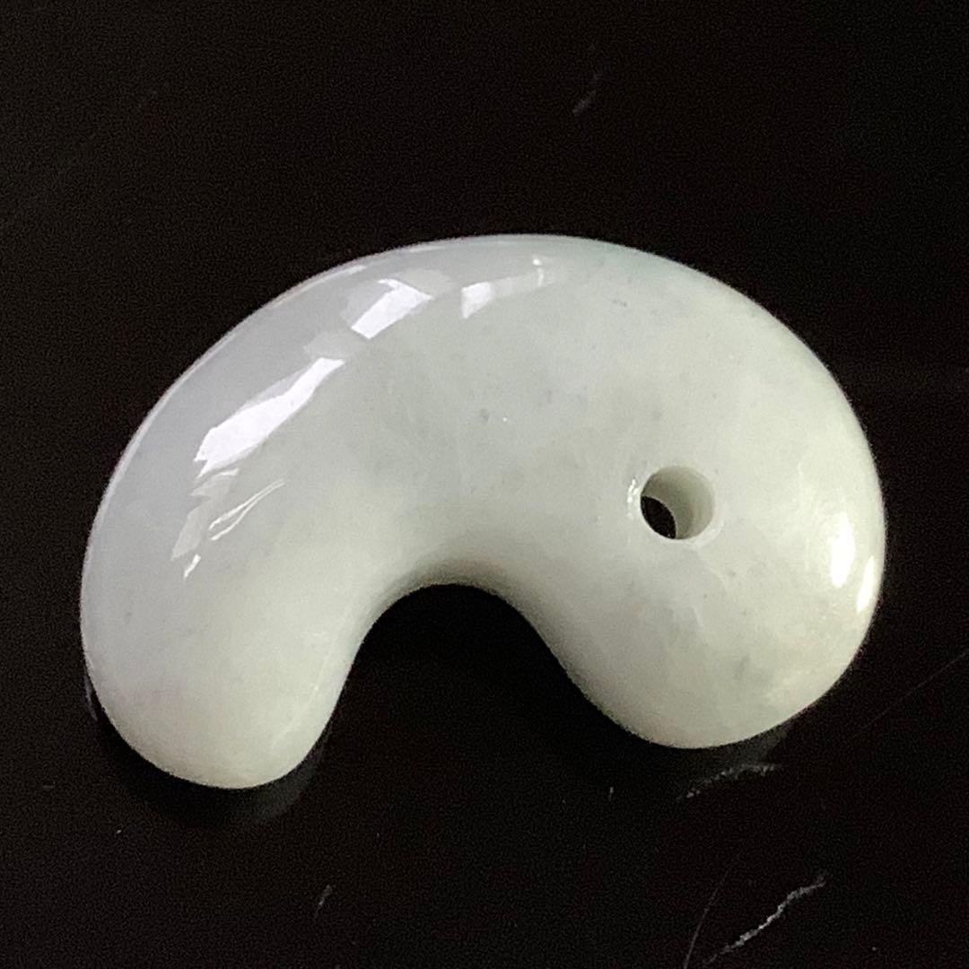 ⭕️独特の珍しい混じり合いの色彩　糸魚川翡翠ジェダイト勾玉　機械鑑定鑑別書付本物を