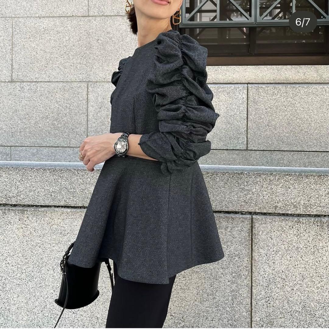 heve シャーリングペプラムブラウス チャコール