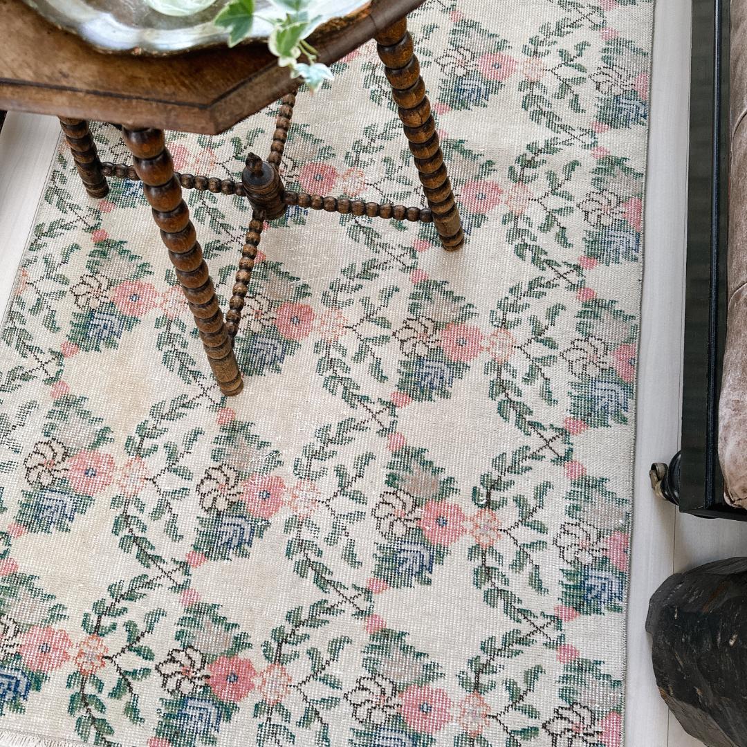 トルコ ヴィンテージラグ A117 クリーム コーラルピンク ダークグリーン