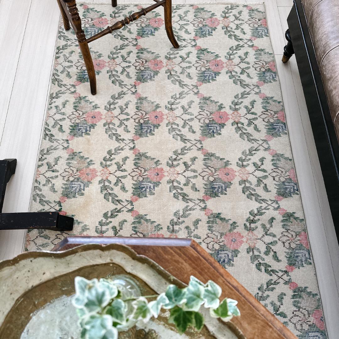 トルコ ヴィンテージラグ A117 クリーム コーラルピンク ダークグリーン