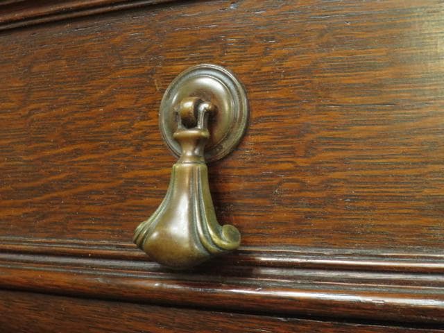 イギリス アンティーク オーク材 ブルボーズレッグ 彫刻 サイドボード 鍵付き