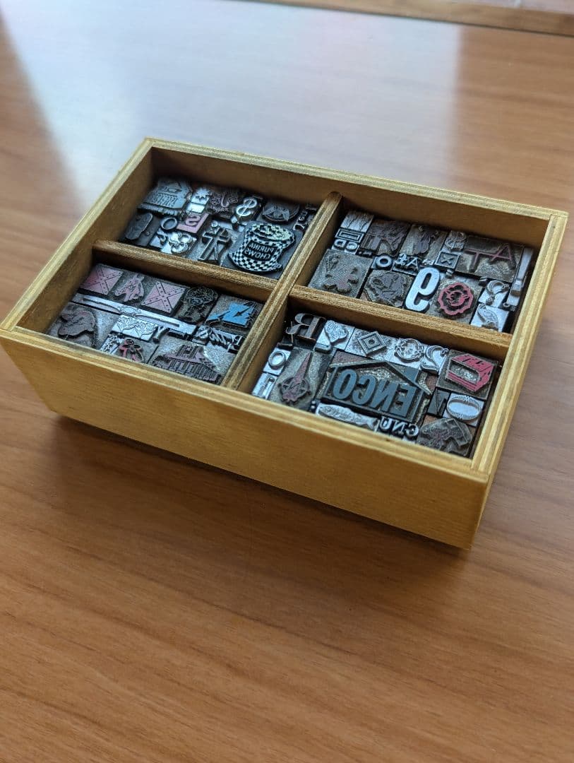 活版印刷　木製土台の活字など　C