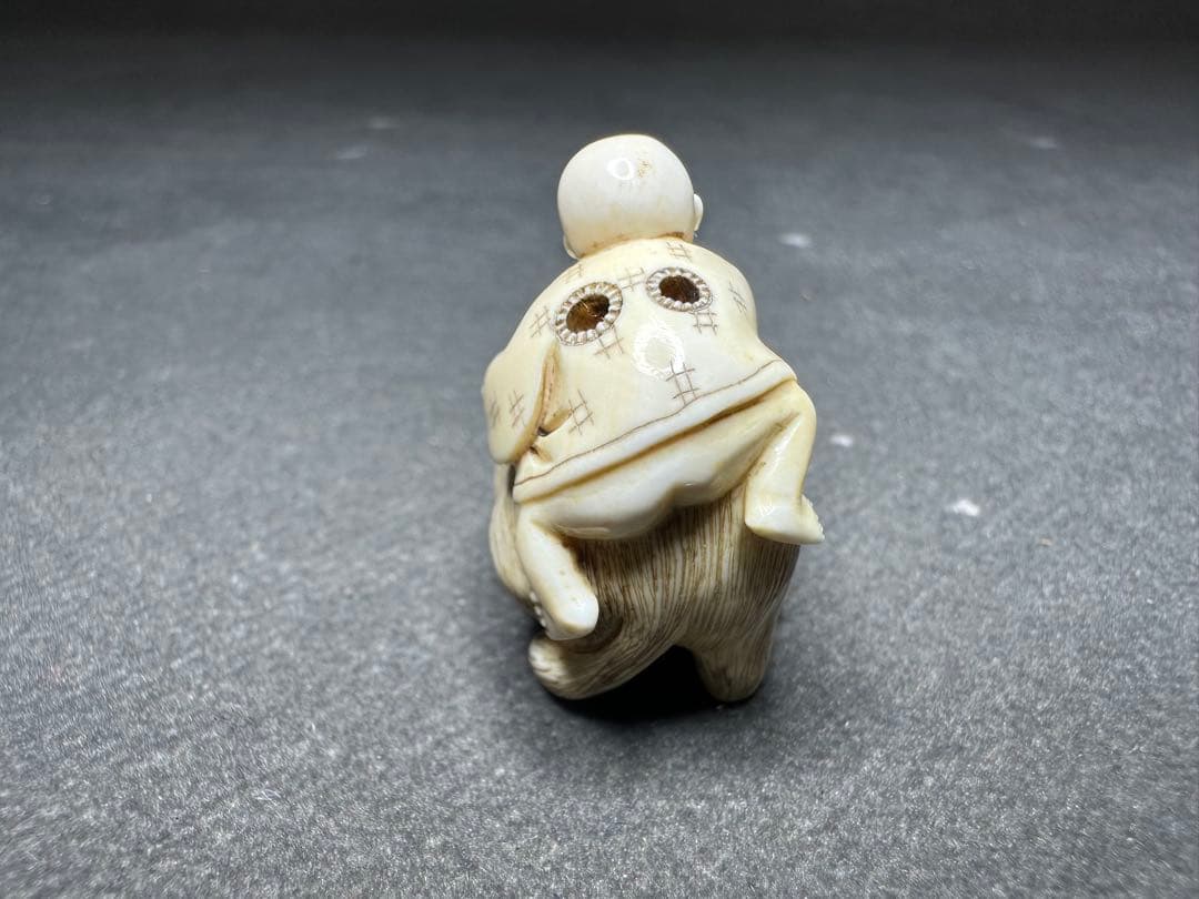 極上　根付　天然素材　アンティーク　骨董　飾り物　古美術　置物　細密細工　彫刻