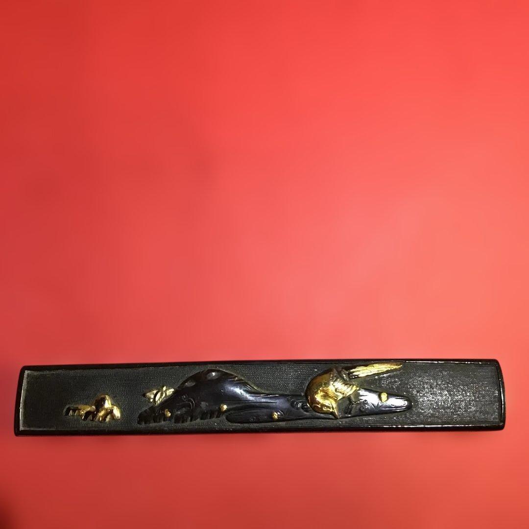 小柄　魚子地　色絵高彫象嵌　水辺に小禽図