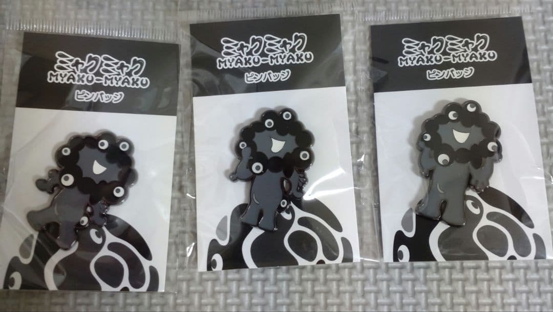 ミャクミャク　モノクロ　ピンバッジ3種セット