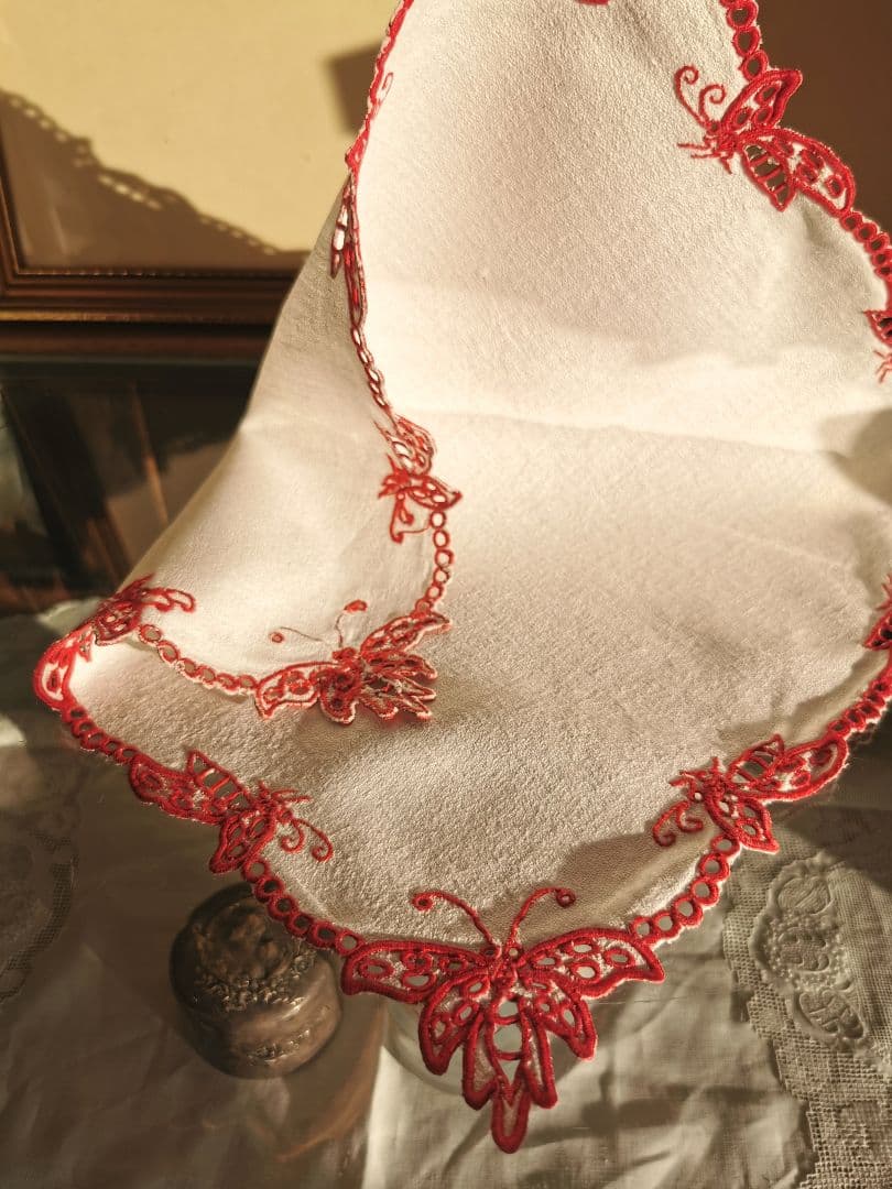アンティークフランス オープンカットワーク バタフライ∞赤糸刺繍 縮緬風ドイリー