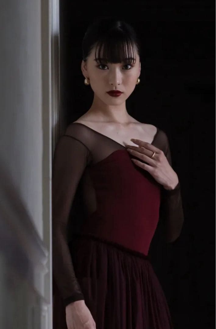 unoaワインレッド・ベージュ Vネック長袖レオタード