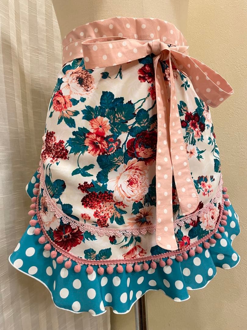 ZOO　赤オレンジバラ柄エプロン　ターコイズ水玉　ピンクポンポン