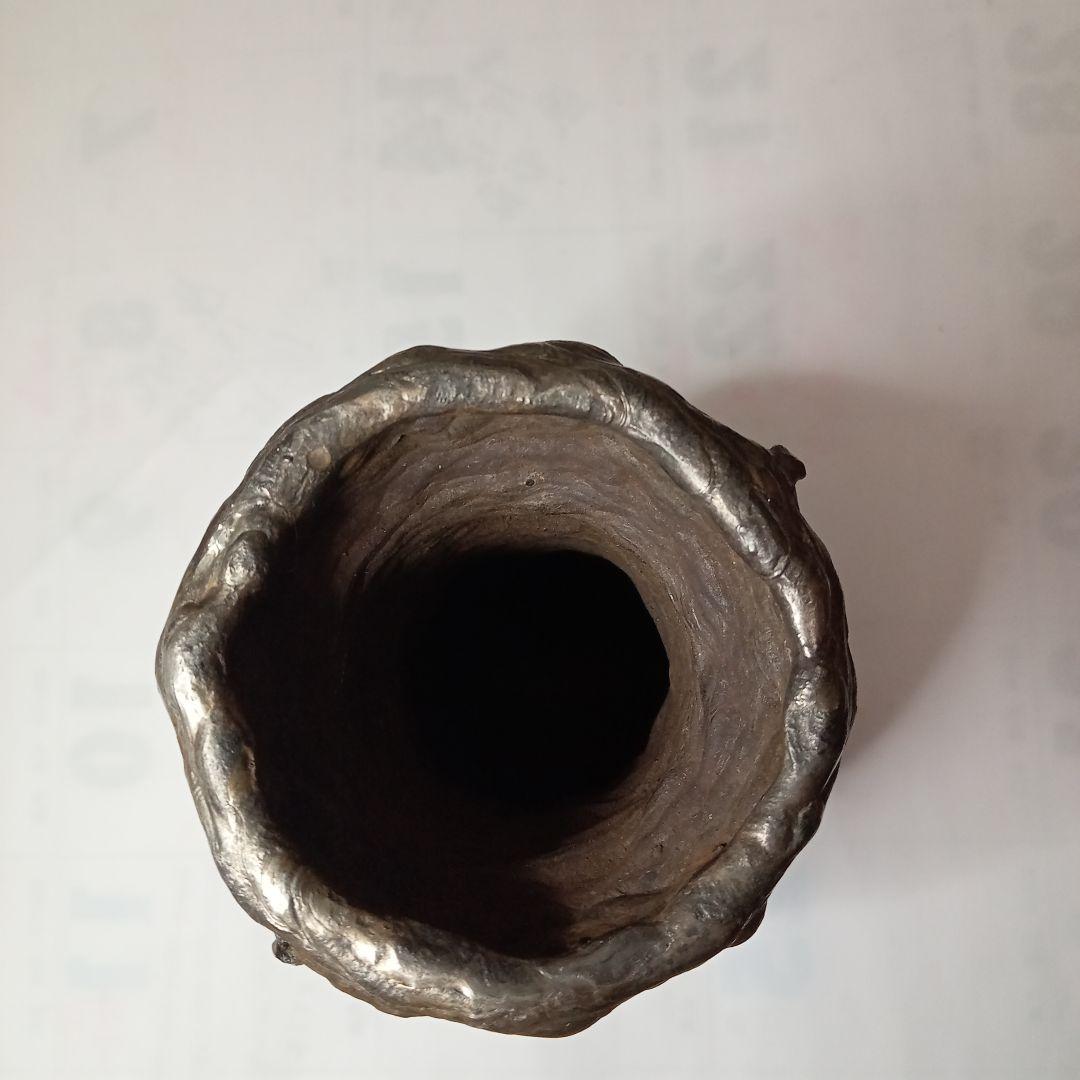 黒色の細長い金属瓶